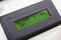 ダッシュボード中央に配されたディスプレイでは、バッテリーの残量や温度、走行モードを確認可能。灰皿に替えておかれているので、“しけもく”を山ほど差して、某ドロボウ映画のまねをするのは不可能となった。残念！