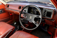 初代「プレリュード」のインストゥルメントパネル。速度計の中にエンジン回転計を配置した集中ターゲットメーターをはじめとするホンダらしい独創的な装備が多数採用された。