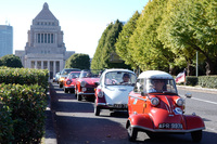国会議事堂から桜田門方面に向かう参加車両。1960年「メッサーシュミットKR200」に1960年「ハインケル・トロージャン200」などが続く。