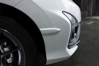 バンパーはコーナー形状を最適化して直進安定性を強化。写真中央の「エアロフィン」はタイヤ周辺の乱流を抑制することで旋回性能を高めている。