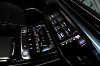 機械式のスイッチを極力排し、タッチパネル式としたセンターコンソール。インテリアの洗練されたイメージが強調される。