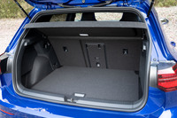ベース車ゆずりの快適性／実用性の高さは、歴代「ゴルフR」に共通する美点。荷室容量は他のグレードと同じく380リッターで、後席の可倒機構やアームレストスルー機構を使えば、よりかさばる荷物も積むことができる。