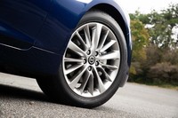 「GT Type P」では18インチのタイヤ＆ホイールがスタンダード。テスト車には「ブリヂストン・ポテンザS001」のランフラットタイヤが装着されていた。