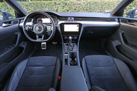 「Rデザイン」グレードのインテリアは黒基調のスポーティーな雰囲気。デコラティブパネルには本アルミが用いられている。