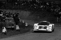 1966年のタルガフローリオを走る「ポルシェ906」。1960年代に入ると、ポルシェのレーシングカーはさまざまなスポーツカーレースで活躍をみせるようになる。