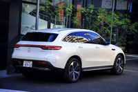 時代のニーズに応える形で、SUVタイプの新型車として開発された「EQC」。流麗でなめらかなエクステリアデザインが特徴的。
