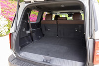 荷室は、3列目シート使用時の床面長（奥行き）を「プラド」より25mm拡大。5人乗車時の荷室容量も、398リッターから408リッターにアップしている。