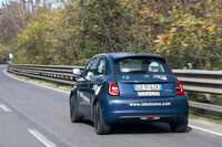 スーペルストラーダ（自動車専用道路）で、ロレンツォ氏の「500e」は俊足ぶりを見せつけてくれた。カタログ値による0-100km/h加速は9秒。