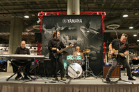 ヤマハ2社による社員バンドの演奏。後方でドラムを担当する、デイヴ・ジェウェル氏の朗らかな表情を見よ！