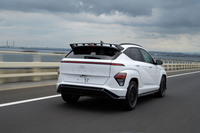 最高出力204PS、最大トルク255N・mの駆動用モーターをフロントに搭載。実用に徹したスペックで、扱いやすいパワーユニットだ。