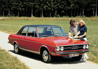 1968年「アウディ100」。フォルクスワーゲン傘下となってから登場した当時のアウディのフラッグシップだが、基本設計はダイムラー・ベンツの支配下時代にさかのぼるため、内外装ともに“FFのメルセデス”的な雰囲気を持っていた。