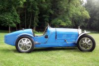 高い運動性能を武器にアルファ・ロメオとしのぎを削ったブガッティの「タイプ35」シリーズ。「35B」はスーパーチャージャーを搭載した高性能モデルで、1924年から1930年まで造られた。