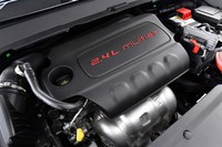 「コンパス」のフロントに搭載される2.4リッター「マルチエア」エンジン。パワーユニットは全グレード共通で、最高出力175PS、最大トルク229N・mを発生する。