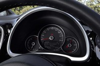 計器盤には、大小3つのアナログメーターが並ぶ。中央の大きなものは速度計で、左がエンジン回転計。右は燃料計。