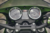 2眼タイプのアナログ式メーター。中央には、ギアポジションや積算距離を表示する液晶モニターが配される。