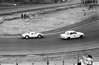 第2回日本グランプリのGT-IIクラスは、最終的には「ポルシェ904」を駆る式場壮吉が圧勝するが、わずか1周でも国産車の「スカイライン」がポルシェを抑えてみせたことに、観客は大いに盛り上がった。