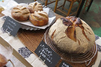 お店を切り盛りしていたのは、記者と同世代とおぼしきご夫婦だった。パンを焼くのは奥さん、コーヒーなどのドリンクを用意するのは旦那さんとのこと。（著者撮影）