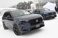 試乗に供された新型「CR-V」と「ヴェゼル」。今回の試乗車は、いずれも「リアルタイムAWD」搭載車だった。