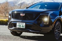 大きく意匠が変更されたフロントマスク。縦型のLEDヘッドランプと、それにつながるように水平に配置されたウインカー、グロスブラックのメッシュグリルが目を引く。