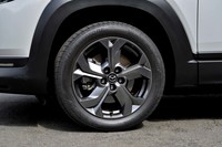 「MX-30 EVモデル ハイエストセット」には高輝度ダーク塗装が施された18インチアルミホイールが装着される。