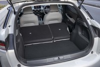 後席の背もたれを倒し、荷室を最大化した状態。後席とフロアの間には段差が残る。