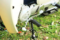 変速時に操作するシーソー式のフットペダル。新型「スーパーカブ」では、シフトドラムの回転をより滑らかにすることで、節度のある上質な変速フィーリングを実現している。