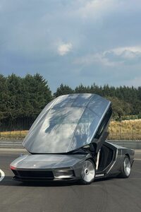 乗降には、このようにキャノピーを持ち上げる。