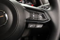 予防安全・運転支援システムの充実度はライバルとおおむね同等。自動緊急ブレーキに加え、アダプティブクルーズコントロールや操作支援式の車線維持支援システム、後側方警戒システム、交通標識認識システムなどが用意される。