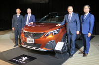 「3008 GT BlueHDi」と、左からプジョー・シトロエン・ジャポンの八木亮祐PRマネジャー、クリストフ・プレヴォ代表取締役社長、ジャン・ミッシェル・オモン マーケティング部長、上村 学プジョー・プロダクトマネジャー。
