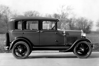 1927年に登場した「フォードA型」。ヘンリー・フォードの息子、エドセル・フォードの主導のもとに開発された新型車で、大きな成功を収めたものの、フォードとGMの地位を逆転させることはできなかった。