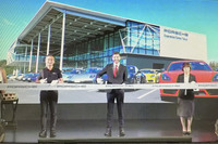 ポルシェジャパンのミヒャエル・キルシェ代表取締役社長（写真中央）と木更津市の田中幸子副市長（同右）。