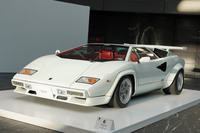 北海道日本ハムファイターズの新庄ビッグボスと同じ白い「カウンタック」。