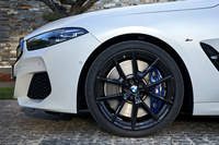 「840i」の標準タイヤサイズは前：245/45R18、後ろ：275/40R18だが、テスト車にはオプションの「Mテクニックスポーツパッケージ」に含まれる、20インチサイズのアルミホイールとタイヤが装着されていた。