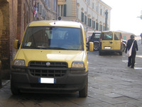 初代「ドブロ」の初期型2台が背中合わせにたたずむ。シエナで2006年に撮影。