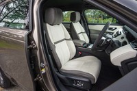 シートはオプションの「プレミアムテキスタイルインテリアパック」に含まれる特別仕様。表皮の白い部分はスエード、グレーの部分はウール混の布地でできている。