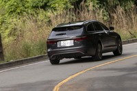 コーナーでは路面に吸いつくかのような身のこなしをみせる「XFスポーツブレイク」。最新の2021年モデルではその特性にさらに磨きがかかっている。