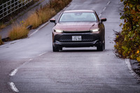 サスペンションはフロントがマクファーソン式、リアがマルチリンク式。ゆったり上下させるストローク感のある乗り心地が特徴で、トヨタは歴代「クラウン ロイヤルサルーン」のユーザーにも満足してもらえる快適性を目指したという。