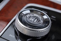 クリスタル製iDriveコントローラーに描かれたアルピナロゴ。創業当時の主力商品だったキャブレターのエアファンネルとクランクシャフトがレイアウトされている。