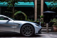 フロントミドシップ+トランスアクスルの後輪駆動というヴァンテージの成り立ちは、ほかのアストンマーティンのラインナップにも共通する、同ブランドが得意とする設計手法だ。