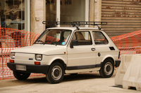 決してアンティーク市に合わせているわけではないが、アレッツォの街中では、古いクルマたちがさりげなくたたずんでいる場面が少なくない。この「フィアット126」は、イタリアで生産終了した後もポーランドで生産されていたモデル。