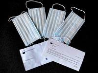 2020年4月上旬、筆者が住むシエナ市は独自に市内全戸へのマスク配布を決めた。2人家族のわが家には計4枚。添付された市長のあいさつ文には、協力者として姉妹都市である中国・南東市の文字も。