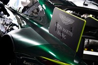 新型ヴァンテージGT3では、オイルタンクやスターターモーターなどの補機類をすべてボディー後方に移設。ボディーパネルはすべてカーボンファイバー製となっている。