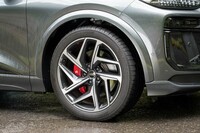 標準仕様のタイヤサイズは前：255/50R20、後ろ：285/45R20だが、試乗車にはオプションの21インチホイールと、前：255/45R21、後ろ：285/40R21サイズのタイヤが装着されていた。