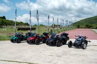 カンナムが擁する三輪モビリティーのラインナップ。軽敏でスポーティーな「ライカー」（写真向かって右端）に対し、「スパイダー」は積載性や快適性を追求したツアラーモデルとされている。