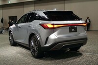 リアは真一文字のランプとフローティングデザインのCピラーが特徴。