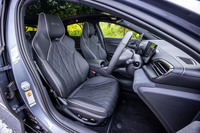 手触りのいいナッパレザーで仕立てられたヘッドレスト一体型のフロントシートには、ヒーターとベンチレーション機能が内蔵されている。表面には、デザイン性と耐久性に優れるというキルティング加工を施している。