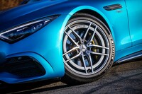 「メルセデスAMG SL43」には、20インチサイズの「AMG 5ツインスポーク アルミホイール」が標準で備わる。