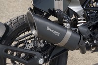 アップタイプのマフラーは、円筒を斜めにカットしたようなデザインが特徴。アクラポヴィッチ製のオプションマフラーも選べる。