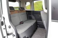 リアのスライドドアは、前代モデルと同じくクラストップとなる650mmの開口幅を確保。リアシートは最大で320mmスライドさせることができる。