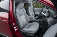 シートにはファブリックと合皮のコンビ表皮を採用。シートヒーター＆ベンチレーション機能は“レザーパッケージ”にしか備わらない。